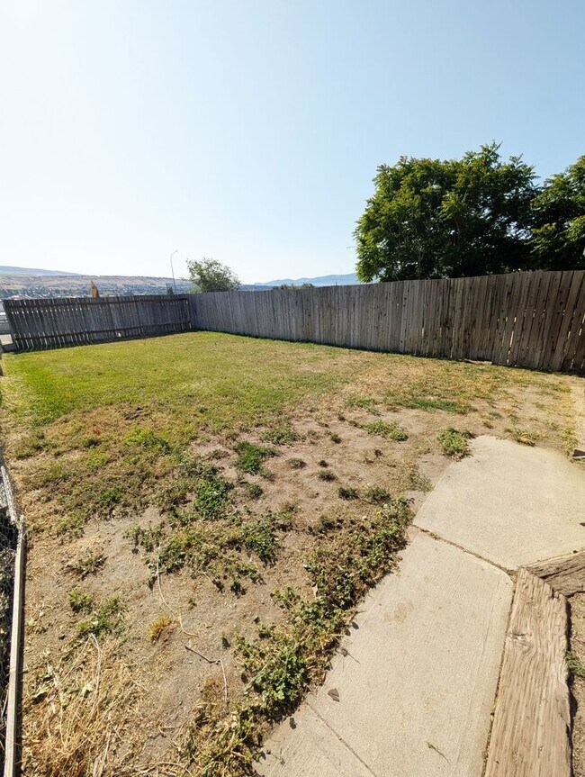 Building Photo - 2440 Chatham Hill Dr