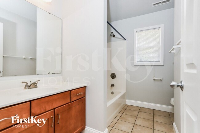 Building Photo - 207 Lithia Ave