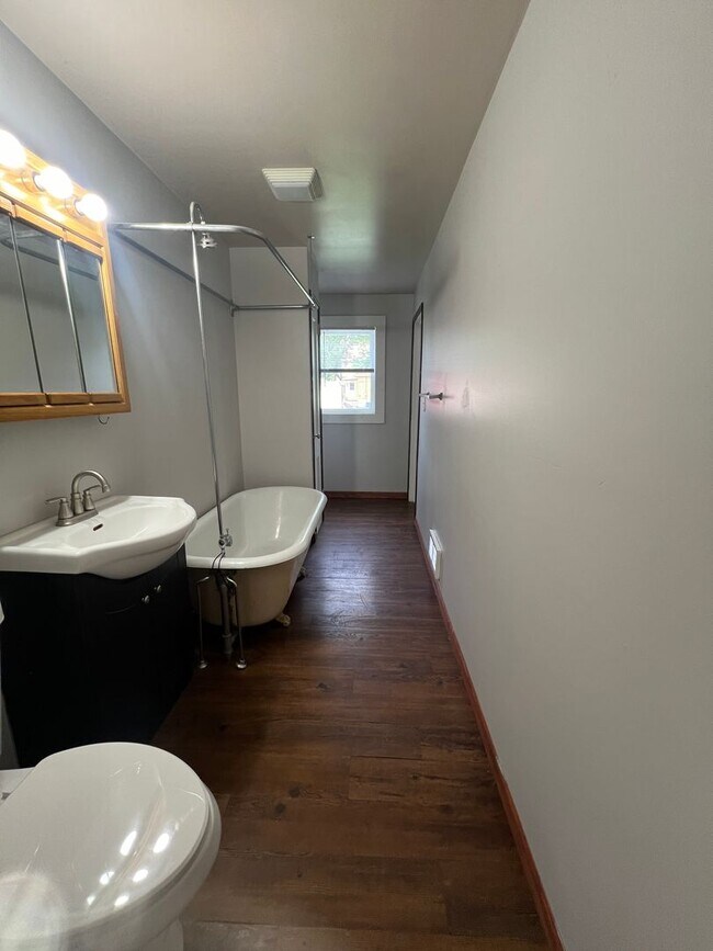 Building Photo - 4 Bedroom 2 Bath House Available in Wausau NOW!