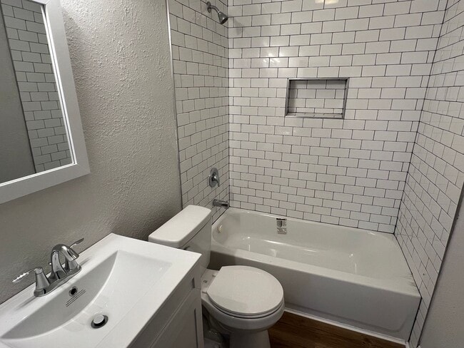 Building Photo - Beautiful 2 Bedroom 1 Bath House