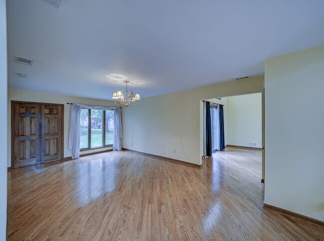 Building Photo - 26 White Swan Way