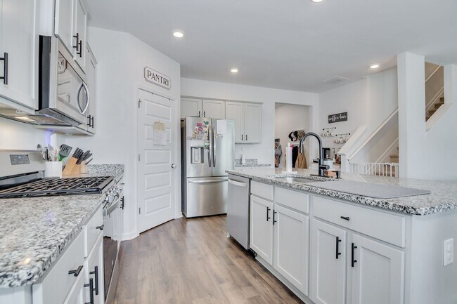 Building Photo - Beautiful 5 Bedroom 3 Bath