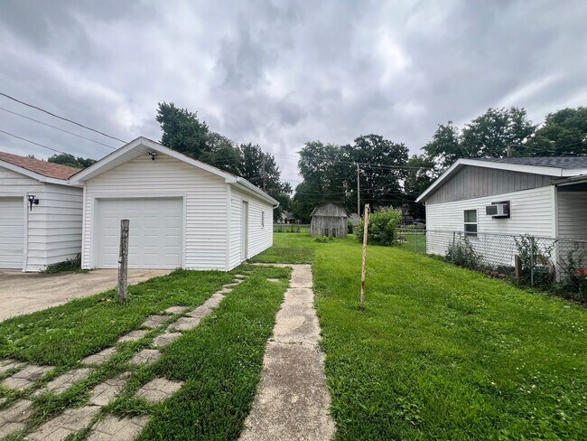 Building Photo - Spacious 2 bedroom home!