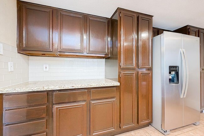 Building Photo - 2039 Shorewood Ln