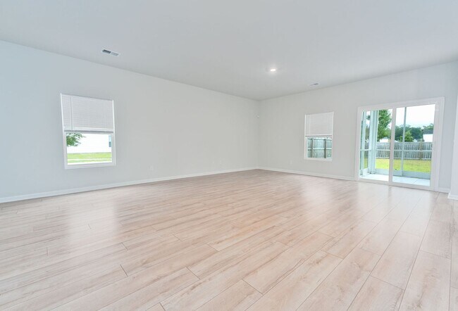 Building Photo - Bright & Spacious Living in Charleston’s Grand Bees!