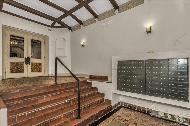 Building Photo - 310 Riverside Blvd