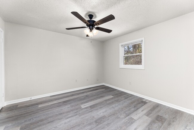 Building Photo - 121 Mark Twain Cir