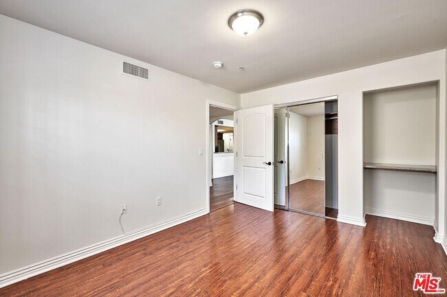 Building Photo - 4822 Elmwood Ave