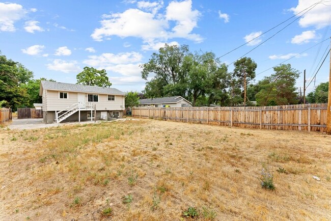 Building Photo - Spacious 5 Bedroom, 2 Bath Home on Boise B...