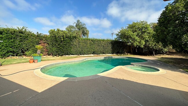 Building Photo - 4 bedroom in Escondido with backyard w poo...