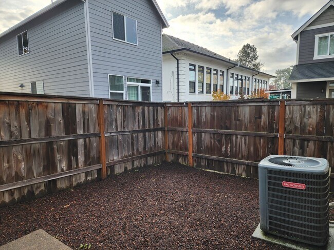 Building Photo - FIRST  FULL  MONTH'S   RENT  FREE     Lovely 2019 single-family home in Newberg