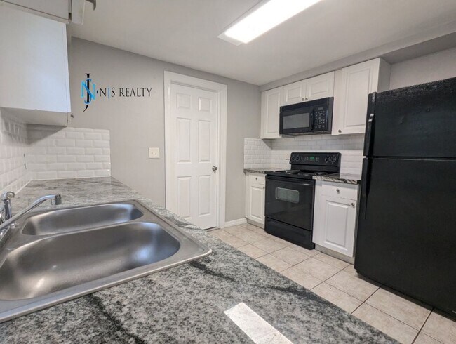 Building Photo - BEAUTIFUL, Large - 4/2 1500 Sq. Ft., Renov...