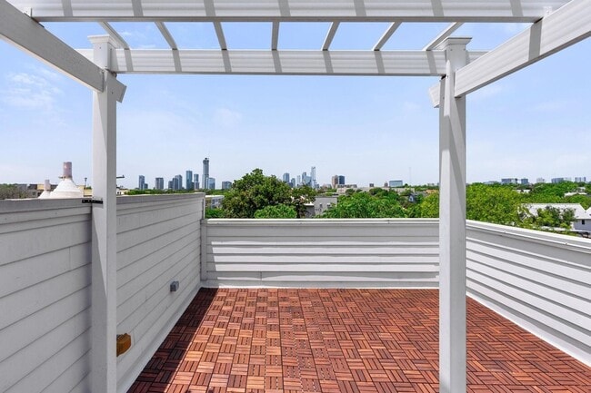 Building Photo - 2108 Rosewood Ave