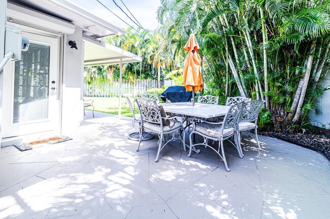 Building Photo - 1300 SE 7th Ct