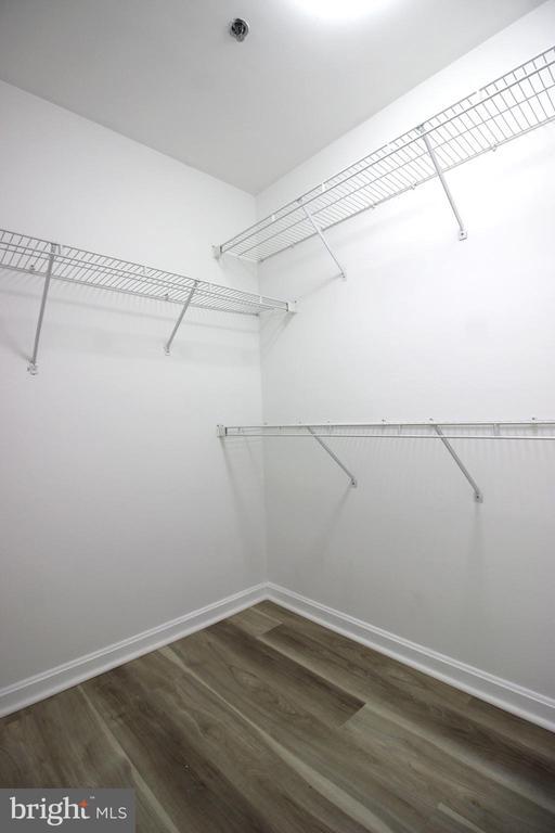 Building Photo - 1100 Quaker Hill Dr