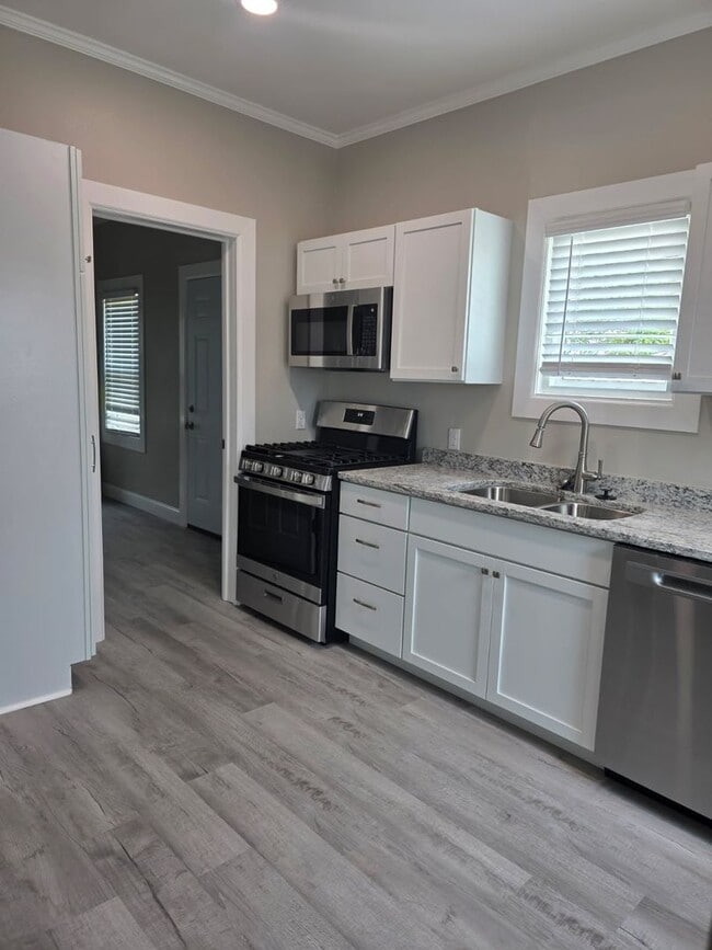 Building Photo - Be the first to lease this Bungalow Beauty!