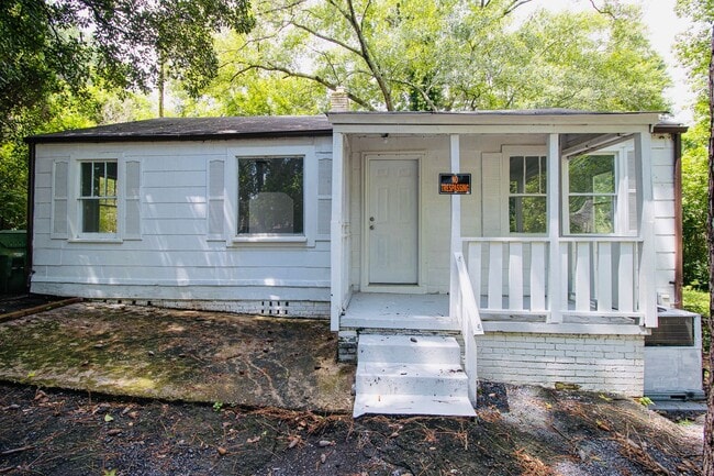 Building Photo - Charming 3 Bed, 1 Bath - Available Now!