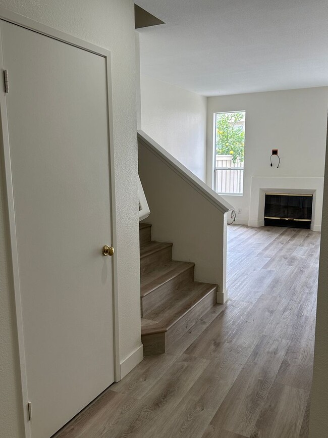 Building Photo - Centrally Located Townhome w/ 2 Car Garage...