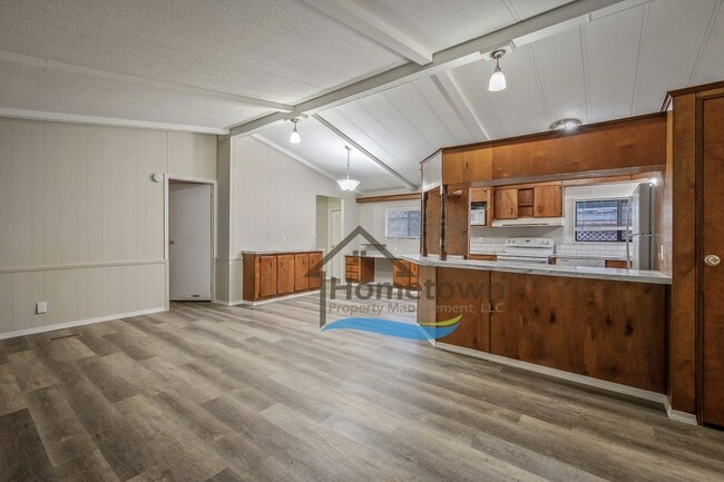 Building Photo - 3 Bedroom 2 Bathroom Home with Carport Available in Coeur d'Alene!
