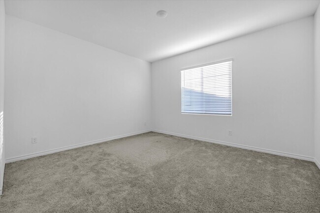 Building Photo - Iron Mountain Townhome with attached garage