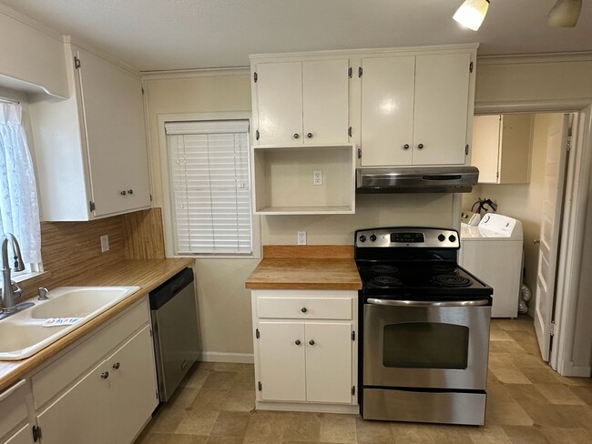 Building Photo - 14733 Jackson Ave