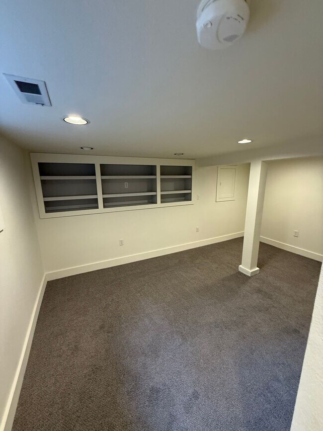 Building Photo - Charming Sellwood Gem in the Heart of SE P...