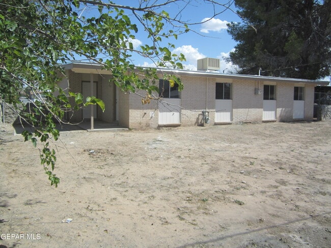 Building Photo - 305 Corvena Way