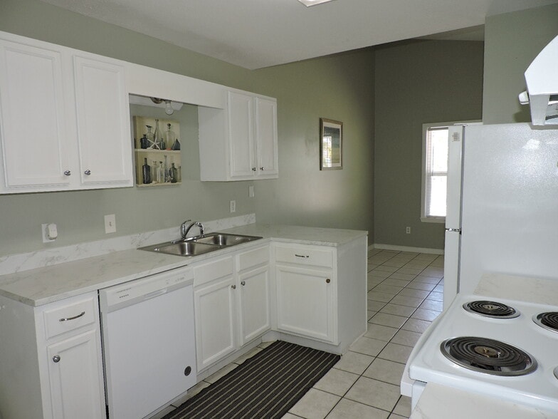Building Photo - 5931 Pinetree Ave