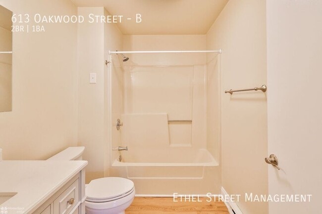 Building Photo - 613 Oakwood St