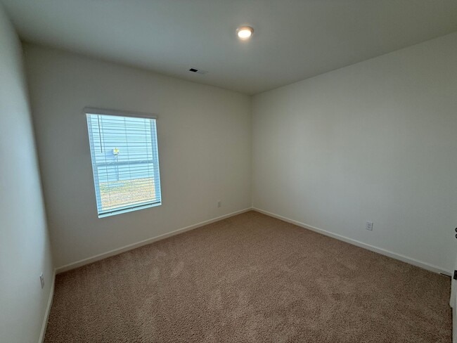 Building Photo - Springville Schools One Level 4 Bedroom / 3 Bathroom/ 3 Car Garage