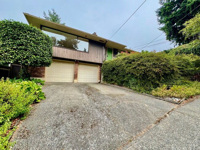 Building Photo - Large Mid-Century Home in Magnolia! AVAILABLE 6/1/2026!