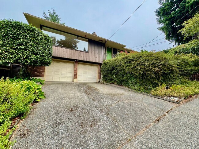 Building Photo - Large Mid-Century Home in Magnolia!