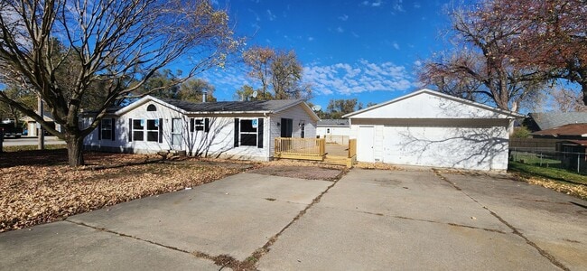 Building Photo - Spacious 3 Bedroom, 2.5 bathroom home with...