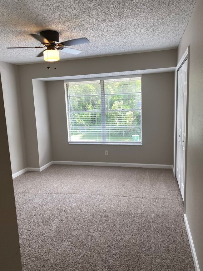 Building Photo - 2/1.5 Townhome Wth Fireplace! Across From Torasco Park! Perfect For Family!