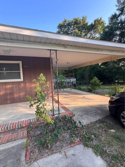 Carport - 631 Sanders St