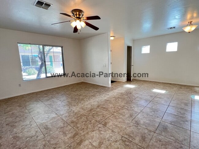 Building Photo - Beautiful Three Bedroom 2 and 1/2 Bath Home