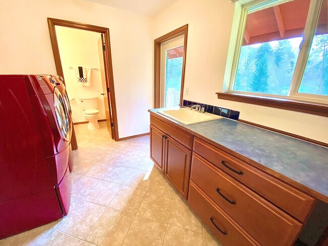 Building Photo - 17060 WA-106