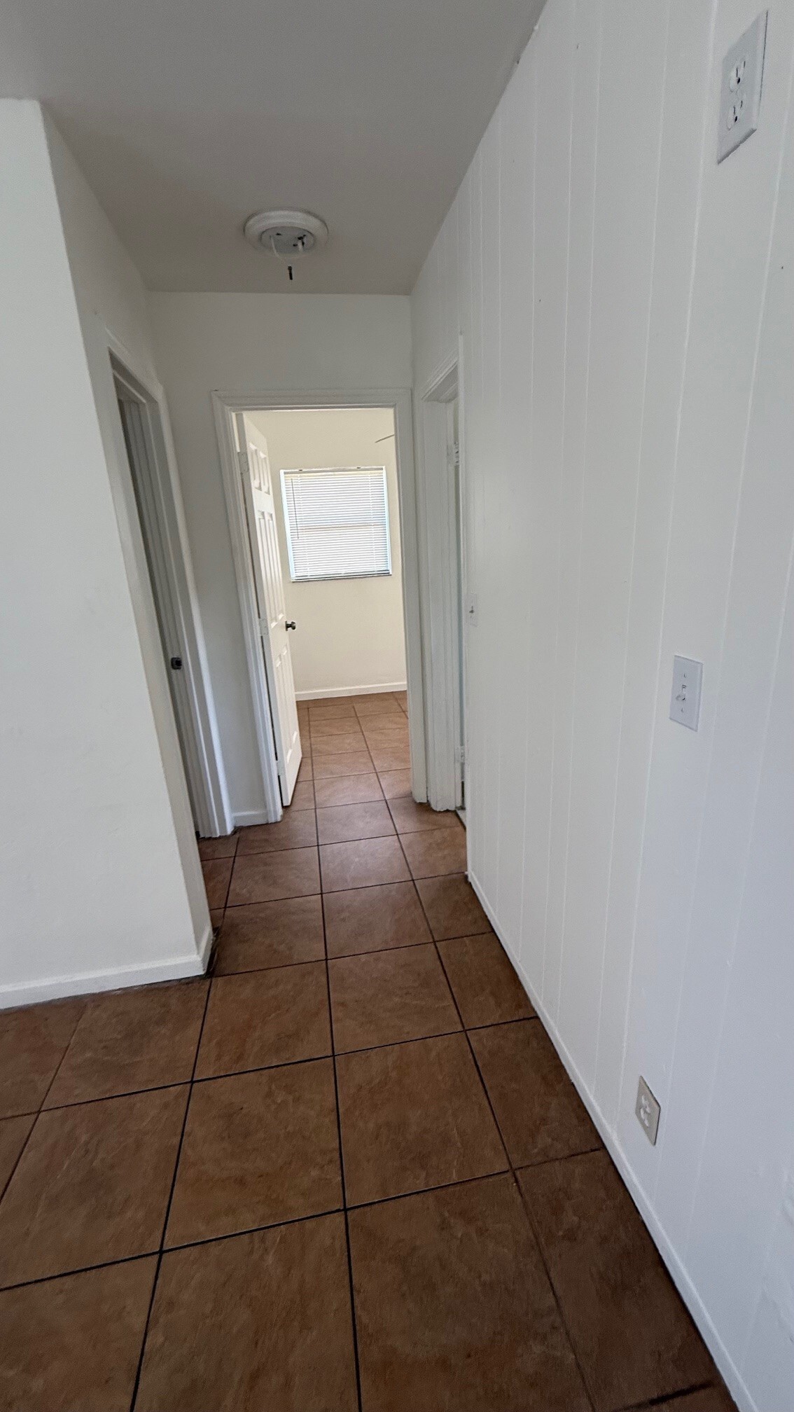 Building Photo - 1708 Lauderdale Manor Dr