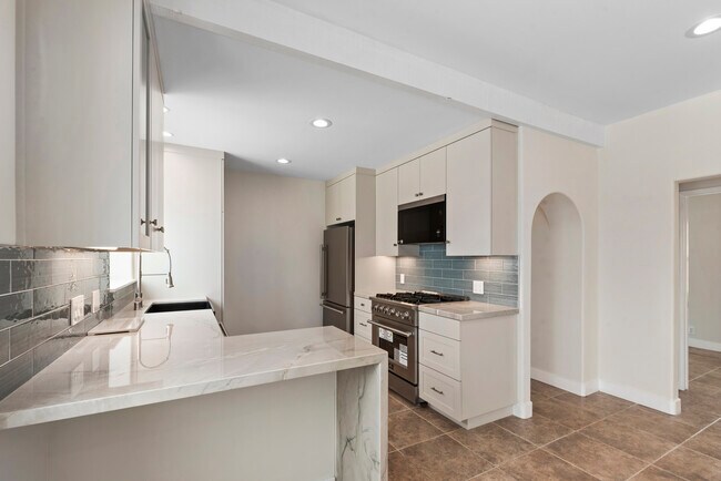 Building Photo - 3307 Highland Ave