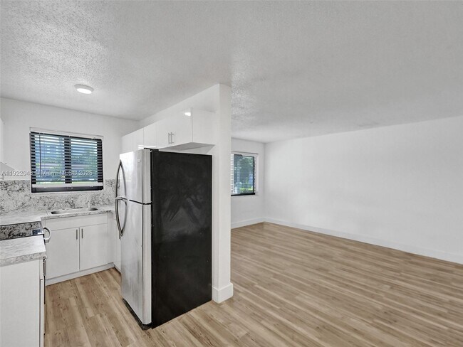 Building Photo - 114 SE 8th St