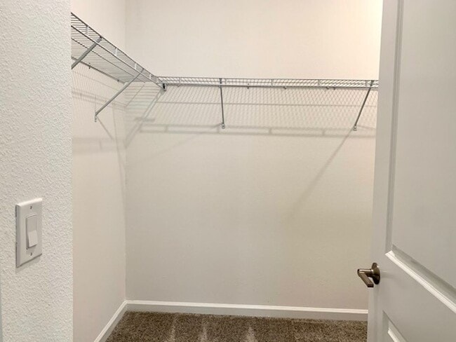 Building Photo - 5 Bedroom / 3 Bath Town home with 2 car garage