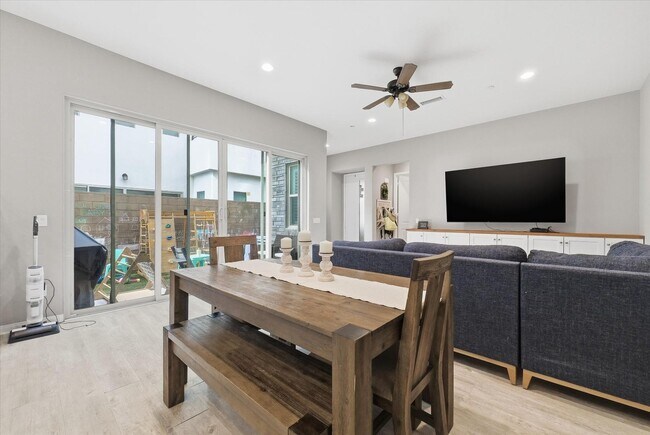 Building Photo - 155 Spectacle