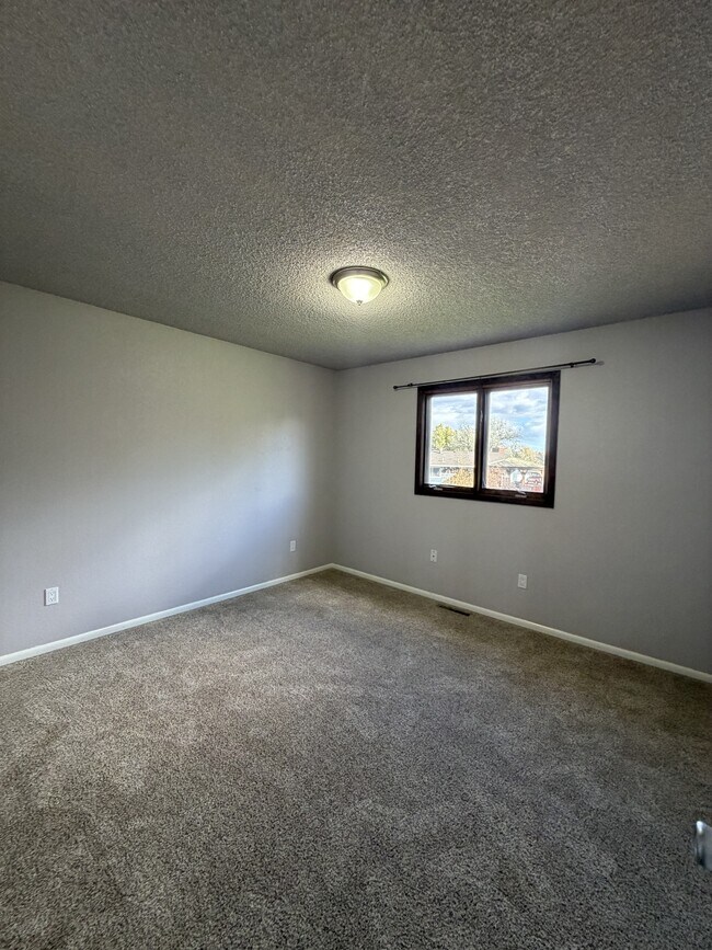 Building Photo - 181 Erickson Ct E