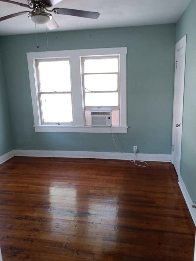 Building Photo - Simple 2/1 downtown