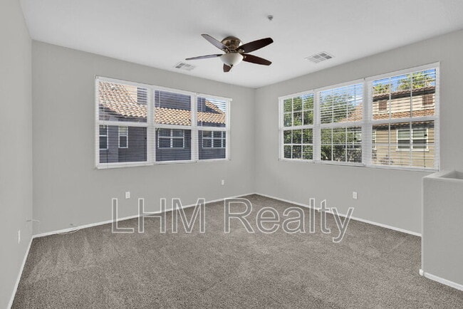 Building Photo - 2210 E Huntington Dr