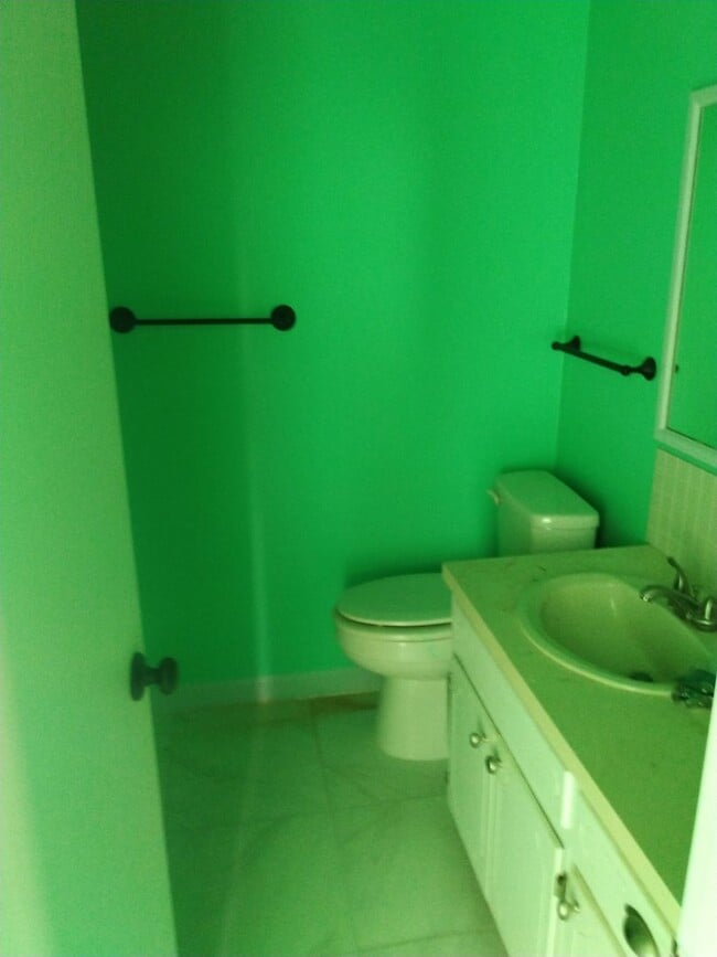 Building Photo - 124 Azalea Ave