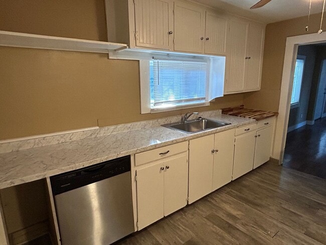 Building Photo - MOVE IN SPECIAL- $500 OFF OF THE 1ST MONTHS RENT-3 bedroom 2 bath with bonus storage room or bedr...