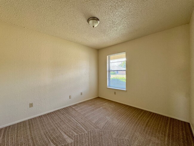 Building Photo - Duplex