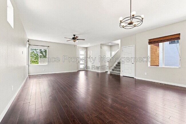 Building Photo - 10229 Southlawn Cir