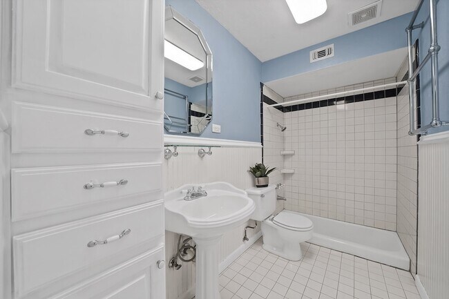 Building Photo - 526 Waggoner Dr